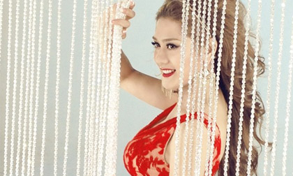 Khanh Chi Lâm khoe vòng một quyến rũ