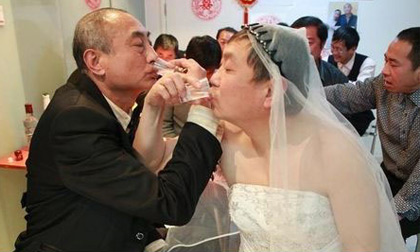 Cận cảnh đám cưới và khoảnh khắc tình tứ của hai ông lão U80