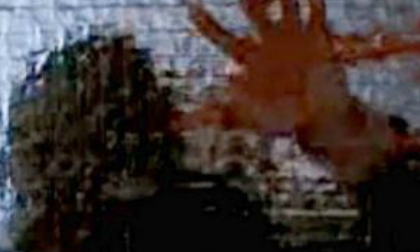 Bé 4 tuổi bị cưỡng hiếp tập thể và vứt xuống cống