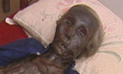 Kinh dị với những người sống chung cùng xác chết