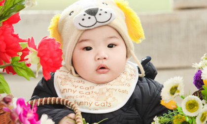 Ngắm cậu con trai thứ 2 "cực bụ bẫm" của chân dài Hạ Vy