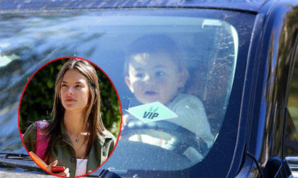 Chồng thiên thần Victoria's Secret bị chỉ trích vì để con trai "cầm lái"