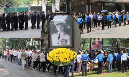 Dòng người xếp hàng vào viếng Đại tướng Võ Nguyên Giáp ở Hà Nội 