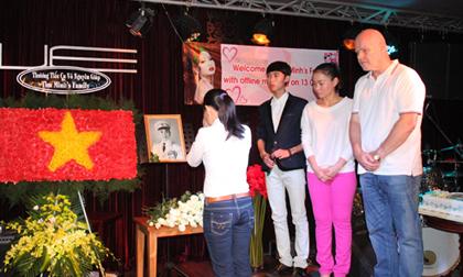 Vợ chồng Thu Minh mặc niệm trước di ảnh Đại tướng Võ Nguyên Giáp