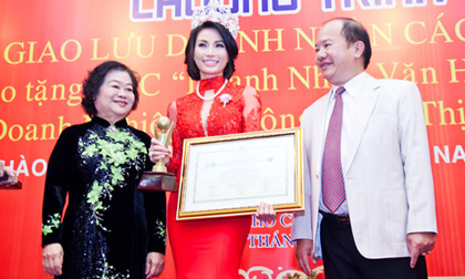 HH Thế giới người Việt tại Mỹ My Na Lê nhận giải thưởng...