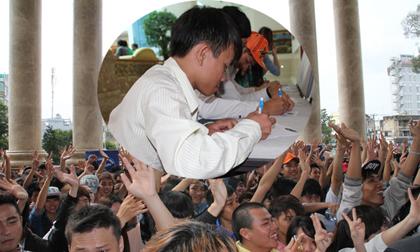 Thí sinh khuyết tật hòa vào "biển" người đi casting Vietnam Idol