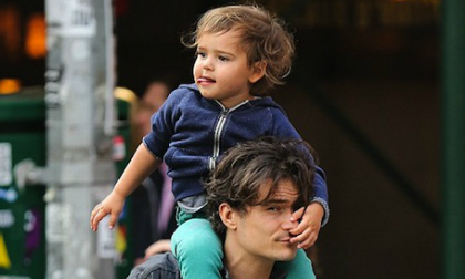 Flynn vừa 'cưỡi cổ' vừa ngoáy mũi bố tinh nghịch