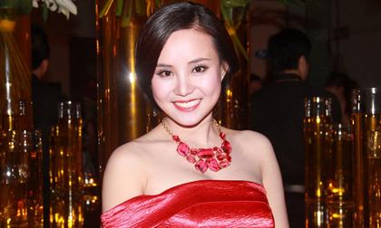 Vy Oanh đỏ rực khoe vai trần gợi cảm