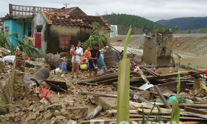Miền Trung: "Sau tiếng ầm, nhà sập, hai đứa trẻ văng xuống hồ"