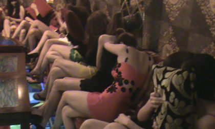 Hàng chục kiều nữ khêu gợi khách ở quán karaoke