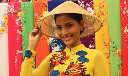 Trương Thị May thử trang phục cho Miss Universe 2013