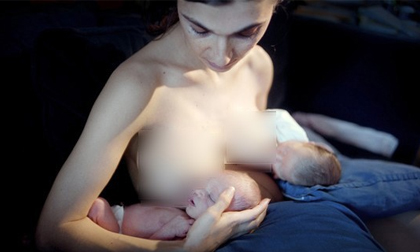 Bộ ảnh đầy xúc cảm về gia đình của một bà mẹ sinh đôi