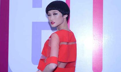 Kha Mỹ Vân khoe thân hình "siêu mỏng" với áo ống