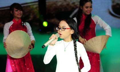 Phương Mỹ Chi tự tin trình diễn trên sân khấu Siêu mẫu