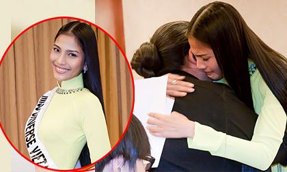 Trương Thị May ôm mẹ khóc nức nở trước giờ đi thi HHHV