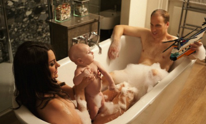 Lộ ảnh vợ chồng hoàng tử Anh cùng con tắm bồn