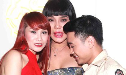 Cindy Thái Tài vô tư để Don Nguyễn "dòm ngực"