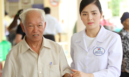 Lý Nhã Kỳ làm bác sỹ chữa bệnh cho 500 người nghèo