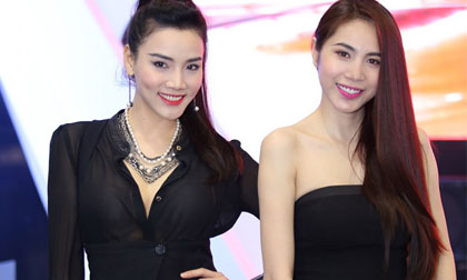 "Gái một con" Thủy Tiên "đọ dáng" gợi cảm cùng Trang Nhung bên siêu xe