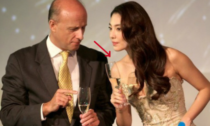 Trai tây không rời mắt khỏi vòng một Trương Vũ Ỷ