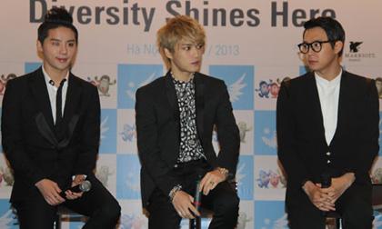 JYJ khoe vẻ đẹp trai nam tính tại họp báo