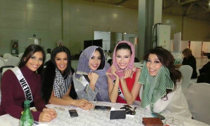 Trương Thị May tặng khăn rằn cho các người đẹp Hoàn vũ