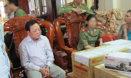 Chùm ảnh: Bắt, khám xét tư gia "cậu Thủy" 