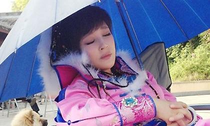 "Thiếu nữ 16 tuổi" Lưu Hiểu Khánh say ngủ hậu trường phim