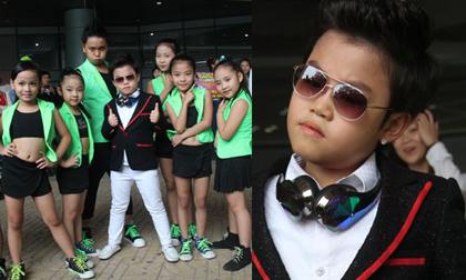 PSY nhí biểu diễn cực sung khi vừa đến sân bay Nội Bài