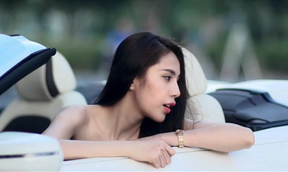 Thủy Tiên sang chảnh lái xế "khủng" mui trần