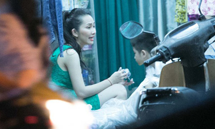 Kim Hiền lái xế đưa con đi mua quần áo vỉa hè