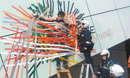 Dính người lên bảng để... thổ lộ tình yêu với bạn gái