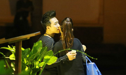 Trấn Thành hôn bạn gái hotgirl giữa phố