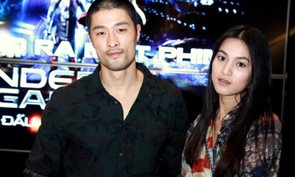 Johnny Trí Nguyễn cùng bạn gái thân mật đi xem phim