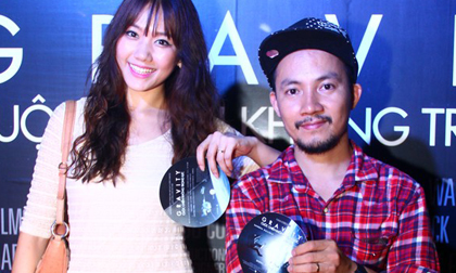 Rapper Tiến Đạt rủ bạn gái Hàn xinh đẹp "bay vào vũ trụ"