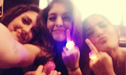 Andrea giơ 'ngón tay thối'  thô tục sau nghi án mượn xe