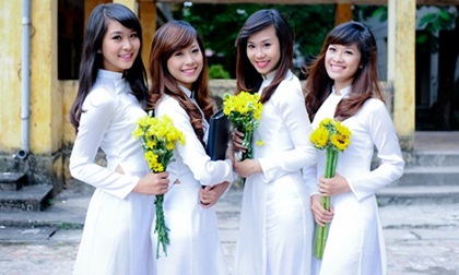 Thí sinh “Duyên Dáng Sư Phạm 2013”  thướt tha trong tà áo dài trắng