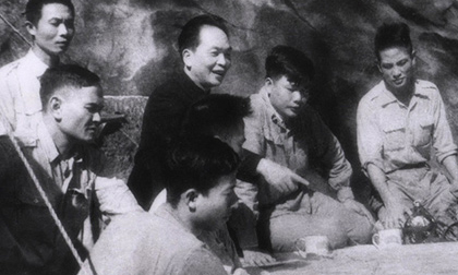 Thước phim màu quý giá về Tướng Giáp trong trận Điện Biên Phủ
