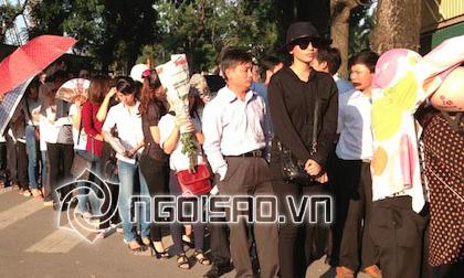 Á hậu Trương Thị May xếp hàng hơn 3 tiếng mong vào viếng Đại tướng