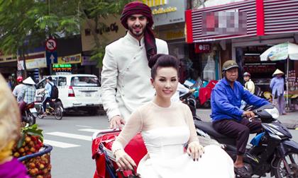 Trai đẹp Omar đạp xích lô đưa Hoa hậu Thu Hoài dạo phố
