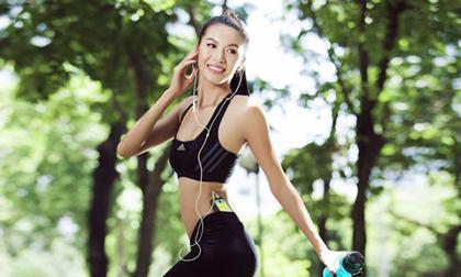 Siêu mẫu Minh Tú khoe body "mướt mắt" với đồ bó sát