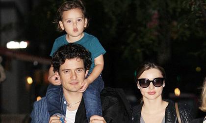 Flynn hí hửng vì được ngồi vắt vẻo trên vai bố