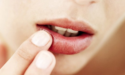 Giữ làn môi mềm mại qua những ngày giao mùa