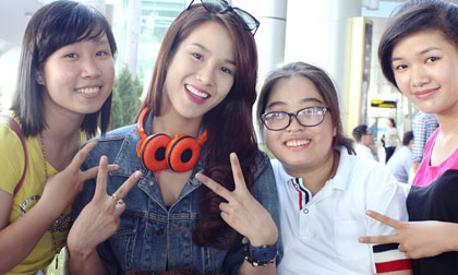 Diệp Lâm Anh bị fans vây kín và "cưỡng hôn" ở sân bay