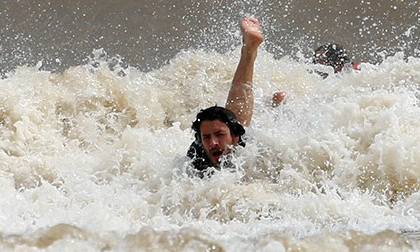 Du khách đùa giỡn với sóng cao 2m tại biển Sầm Sơn 