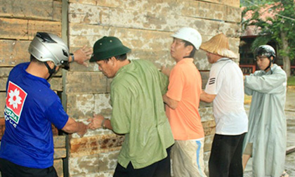 Dân Đồ Sơn vội vã gia cố nhà cửa chống bão Haiyan 