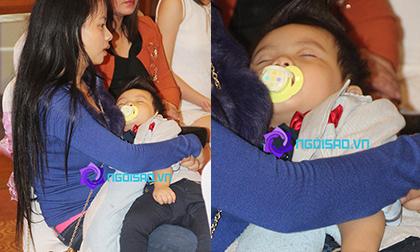 Con trai Đăng Khôi "tranh thủ" ngủ khì trong đám cưới bố mẹ