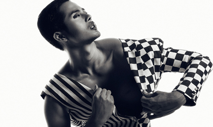 Thí sinh VNTM 2013 lạnh lùng trong trang phục kẻ sọc