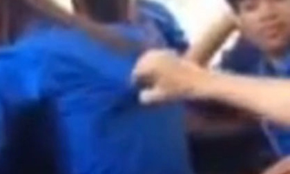 Nam sinh gây phẫn nộ khi kéo áo ngực bạn gái