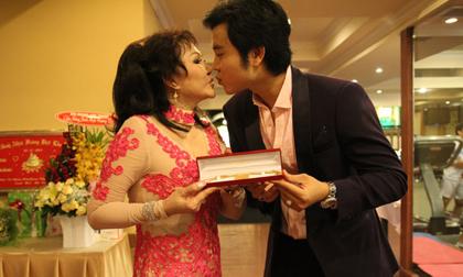 Vũ Hoàng Việt được bồ tặng dây chuyền 100 triệu trong tiệc sinh nhật